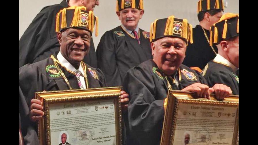 Johnny Ventura investido “Doctor Honoris Causa” en México