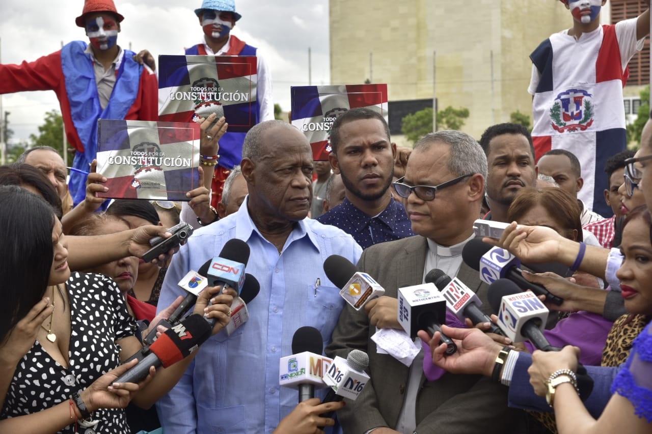Jhonny Ventura y el pastor evangélico Fidel Lorenzo acudieron este lunes al Centro de los Héroes dieron inicio al proceso iniciado por los seguidores del expresidente Leonel Fernández.