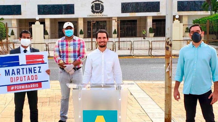 Abogado Jonathan Martínez inscribe candidatura a diputado por Alianza País