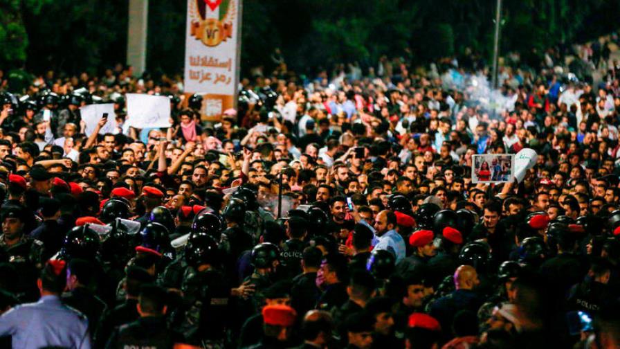 El Gobierno jordano amenaza con mano dura tras fuertes disturbios El Gobierno jordano amenaza con mano dura tras fuertes disturbios