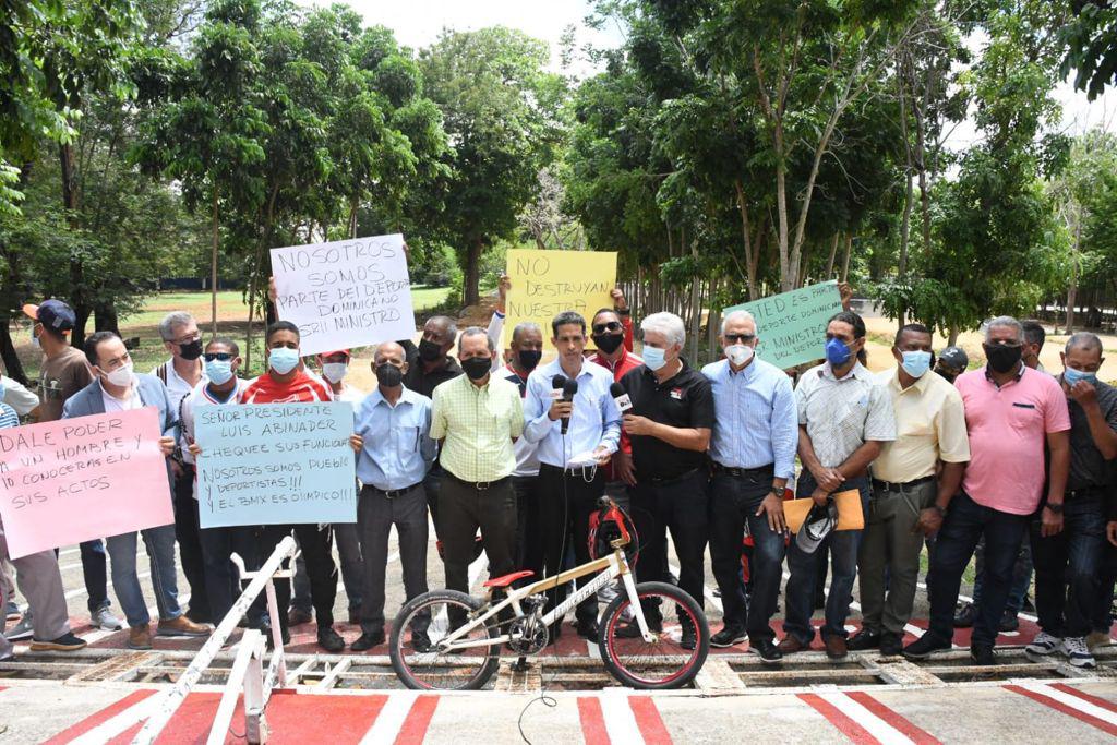 Jorge Blas Díaz ofrece declaraciones sobre la pista de bicicrós en el lugar de la instalación este miércoles 2 de junio de 2021, en el Centro Olímpico Juan Pablo Duarte. (Fuente Externa)