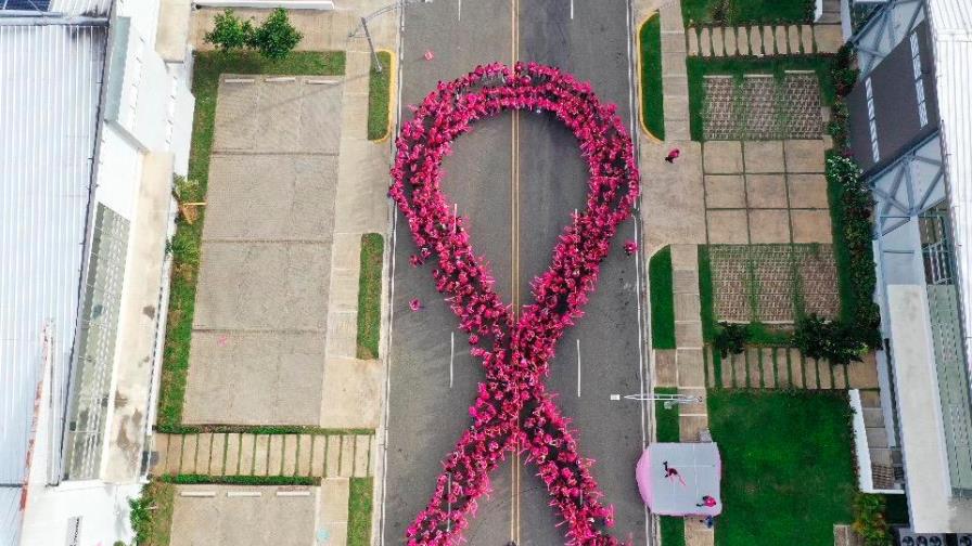 Zonas Francas Santiago cierran mes del cáncer de mama con la formación de un lazo humano