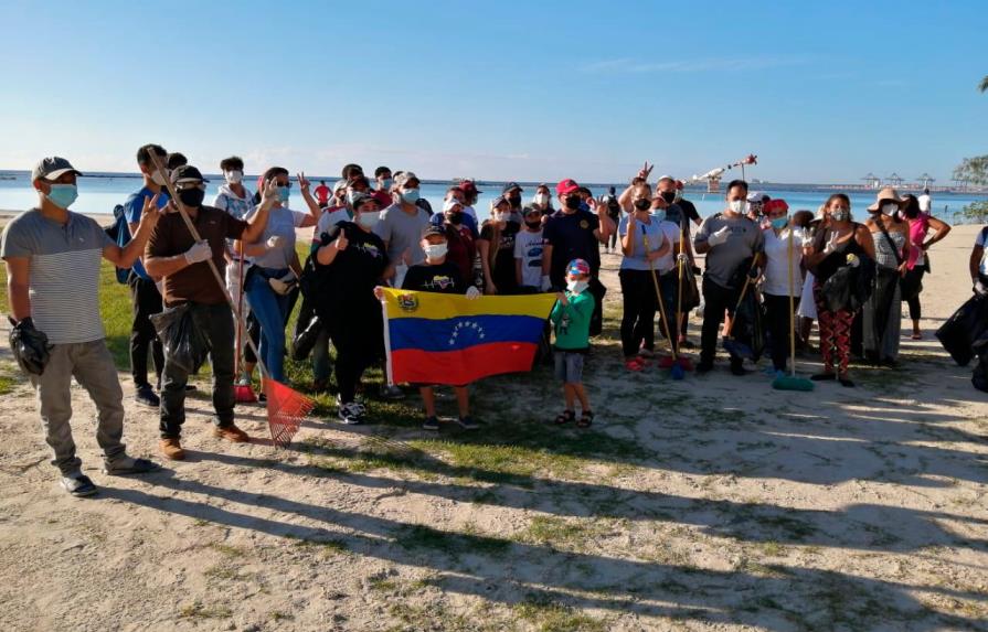 Venezolanos residentes en Boca Chica se suman a la limpieza del poblado turístico