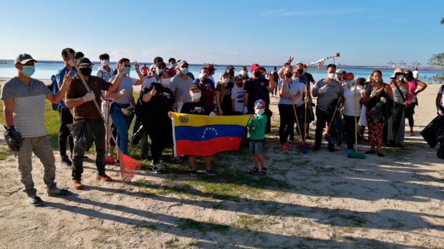 Venezolanos residentes en Boca Chica se suman a la limpieza del poblado turístico Venezolanos residentes en Boca Chica se suman a la limpieza del poblado turístico