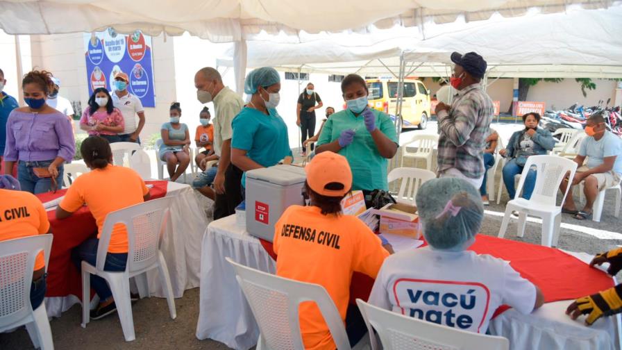 En orden y sin cúmulos de personas se desarrolla en Azua operativo de vacunación