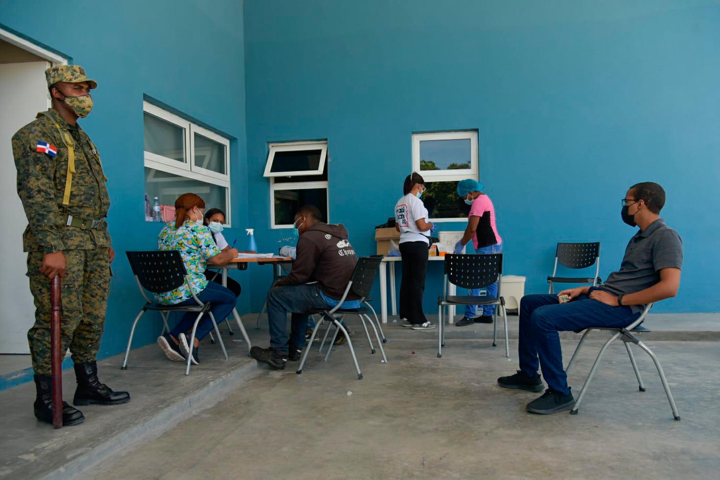 Jornada de vacunación en el Hospital Regional Taiwán, en Azua.