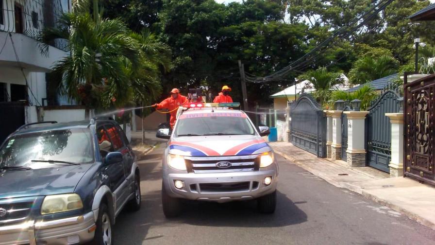 Defensa Civil desinfecta contra COVID-19 cuarteles de la Policía en Santiago