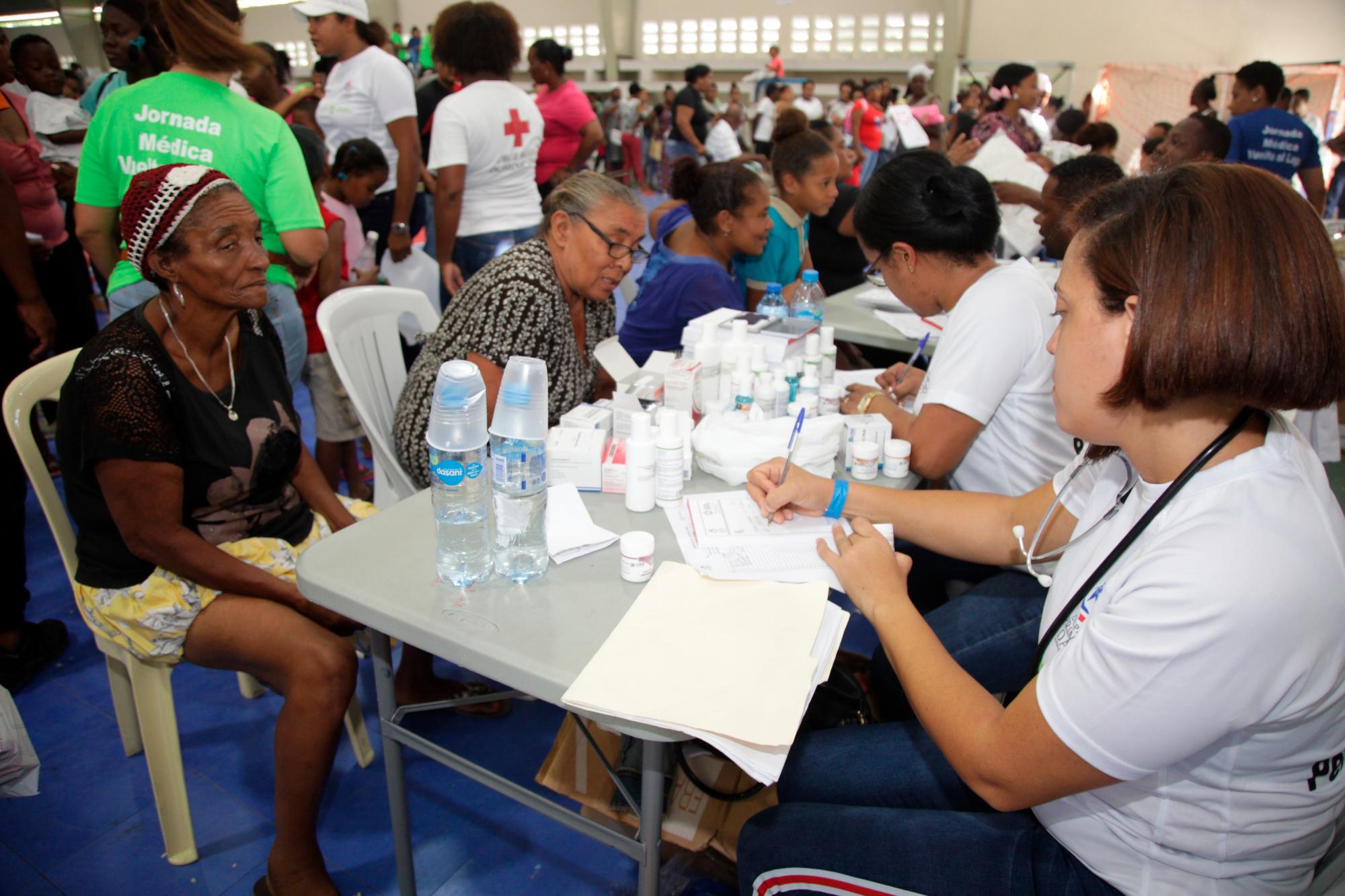 Estos operativos tienen un enfoque preventivo, por lo que se ofreció previo a su inicio una charla de prevención del dengue y la chikungunya. 