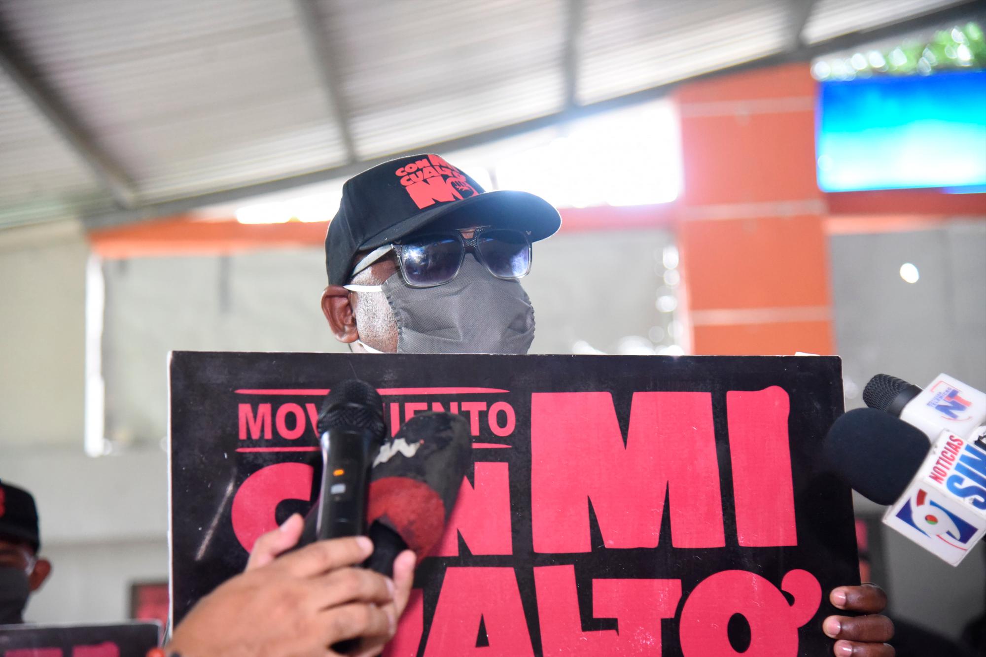 José Alberto de la Cruz mientras hablaba con la prensa durante la protesta.