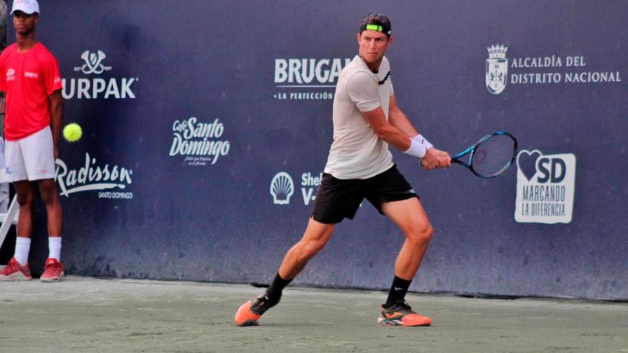 Bebo Hernández avanza a segunda ronda en el Santo Domingo Open