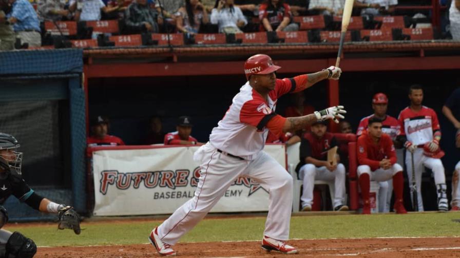 Cardenales arrasan doble jornada y asaltan la cima