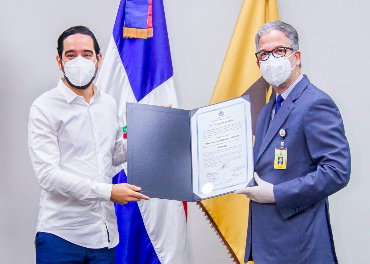 Entregando certificado a José Horacio Rodríguez. 