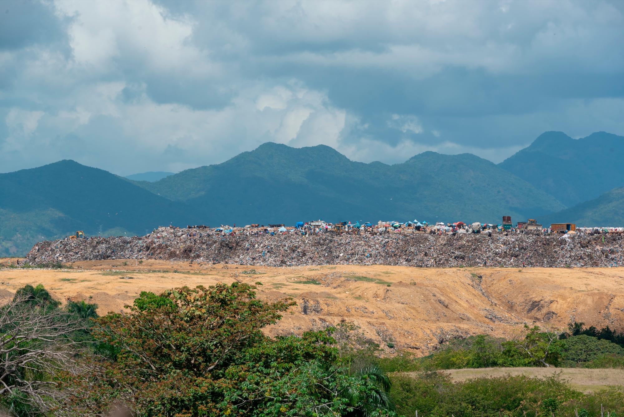 En cualquier momento se teme otro incendio en el vertedero, como el del pasado año, que duró un mes.