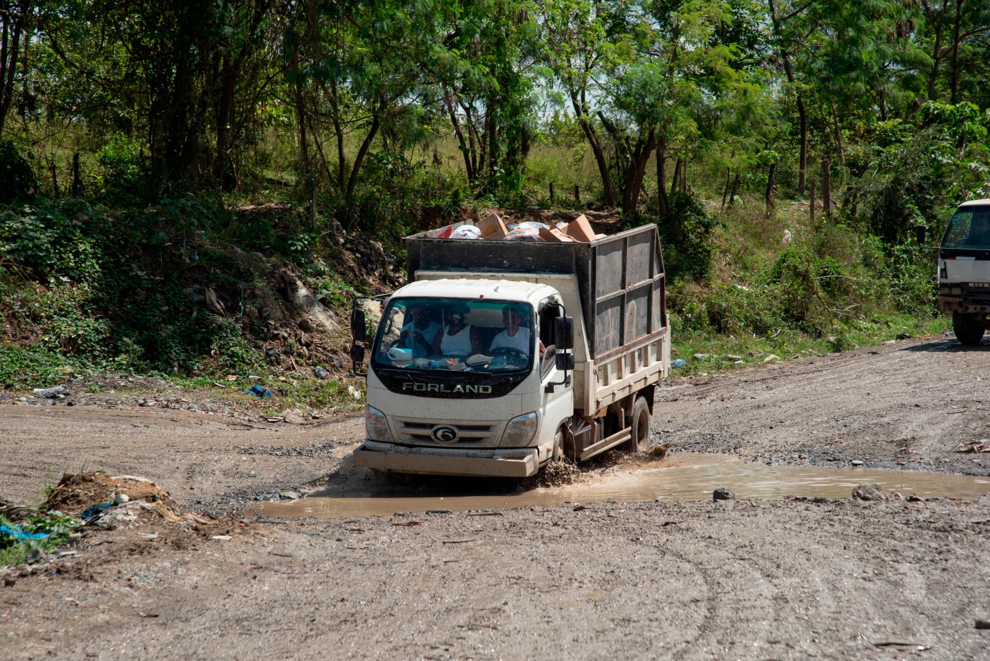 Algunos vehículos tienen dificultades para transitar por la deteriorada vía.