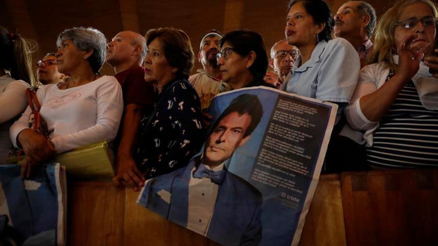 Con lágrimas, México le canta a José José