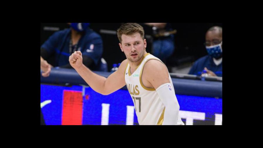 Mavericks explotan en el último cuarto y vencen a Houston