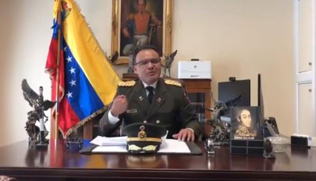 Guaidó da “la bienvenida” al agregado militar que dio la espalda a Maduro