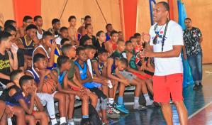 Realizar torneo escolar de baloncesto sería “ideal”