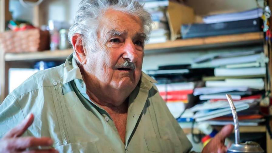 Expresidente José Mujica reaparece brevemente en acto electoral en Uruguay