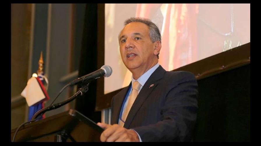 Peralta da a conocer encuesta que valora positivamente gestión de Danilo Medina Peralta da a conocer encuesta que valora positivamente gestión de Danilo Medina