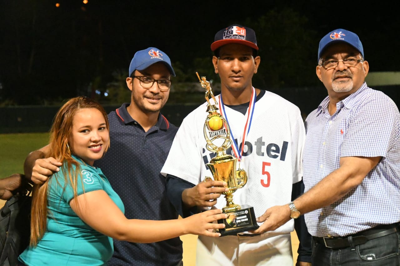 José Rodríguez (5), premiado como Jugador Más Valioso por Bienvenido Pimentel y Domingo Ruiz.