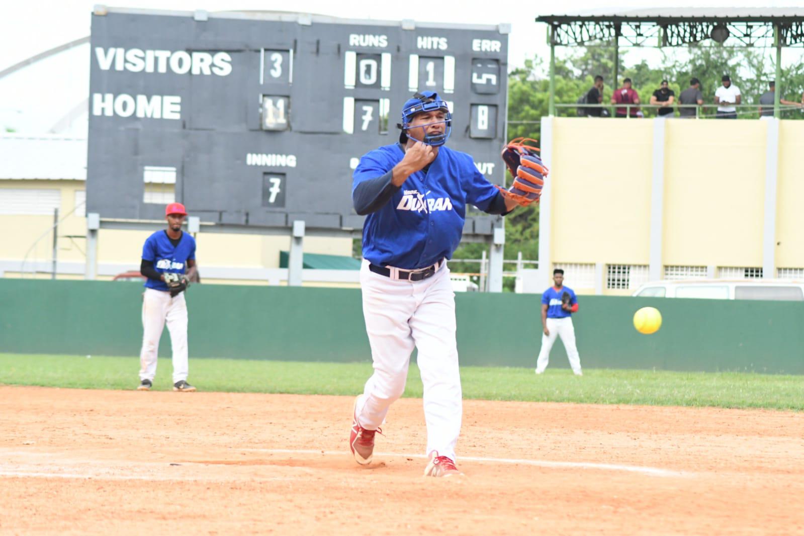 José -El Cohete- Rodríguez será el lanzador del primer partido por los Hermanos Durán, en la final de la categoría-A, del torneo III Festival del Equipos organizado por la Asociación de Softbol del Distrito Nacional. (Prensa Asadina/Martín Avila María)