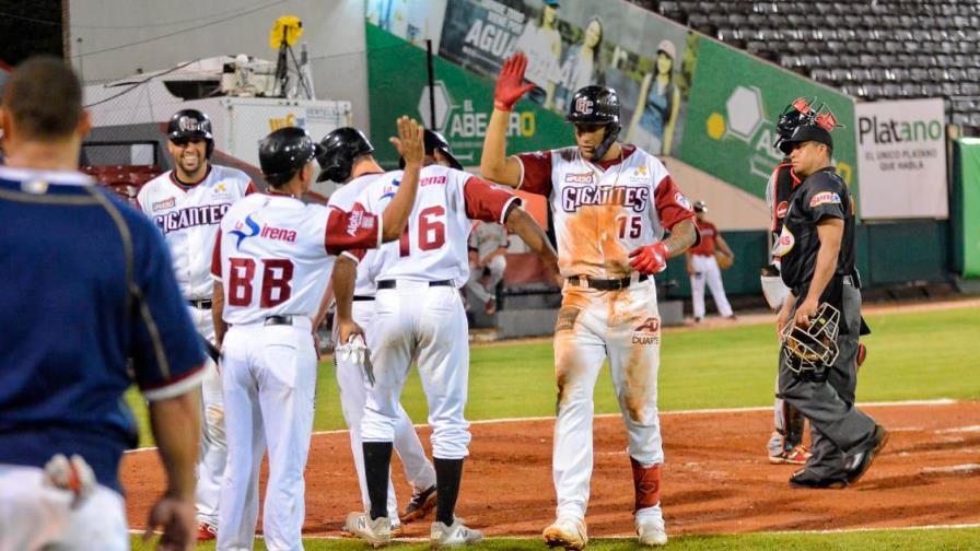 Los Gigantes masacran al Escogido en partido recortado por la lluvia