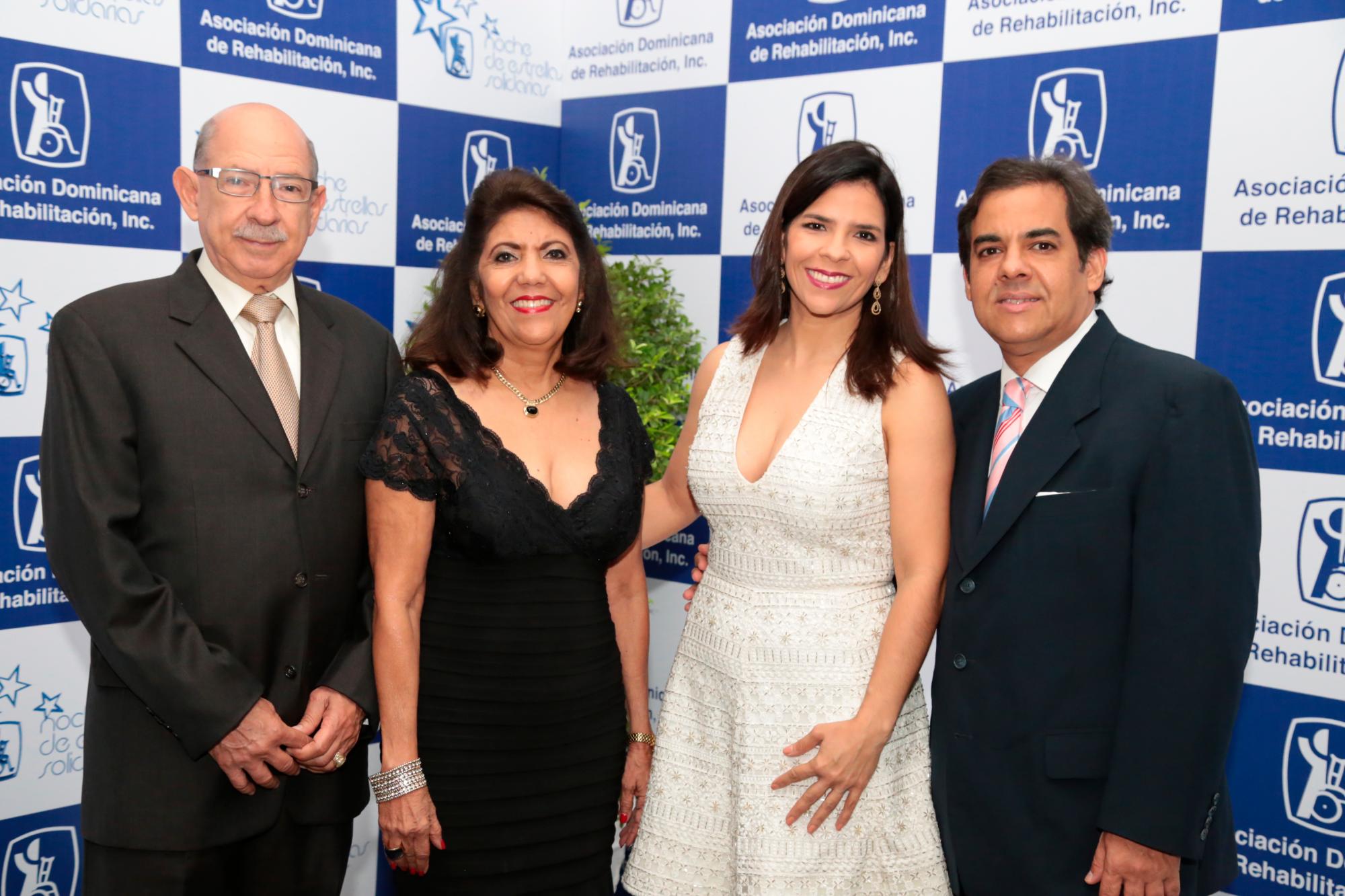 José Suárez, Lilian Peña de Suárez, Erika Suárez y Héctor García.