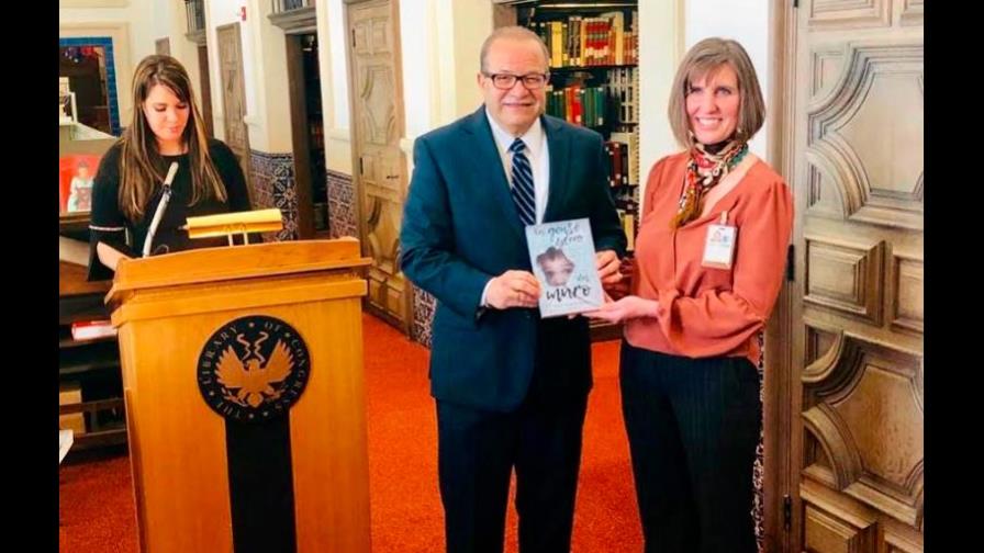 José Tomás Pérez publica su primera novela “La gente detrás del muro”