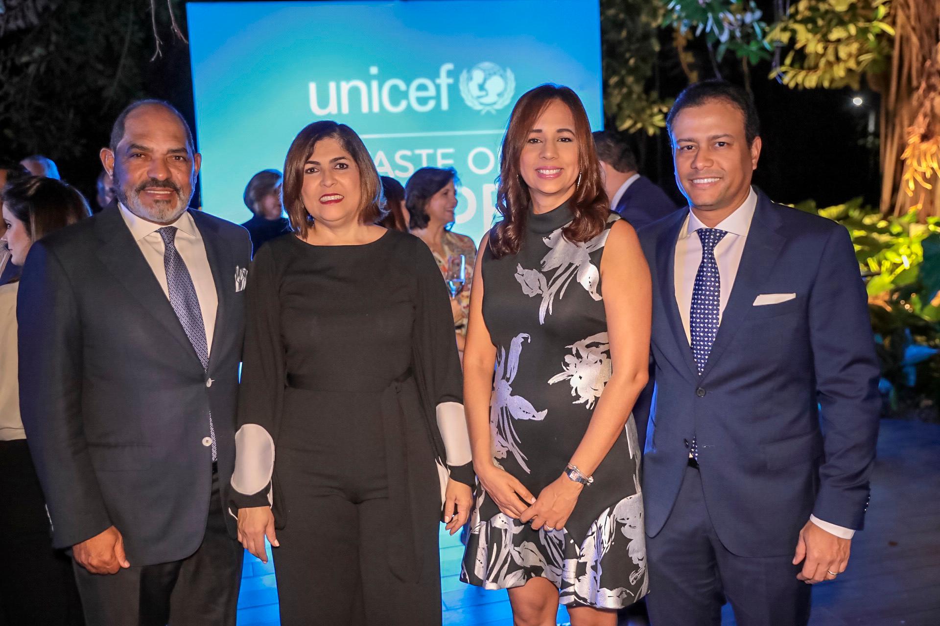 José Zapata, Satira de Zapata, Karina de Flores y Carlos Flores.