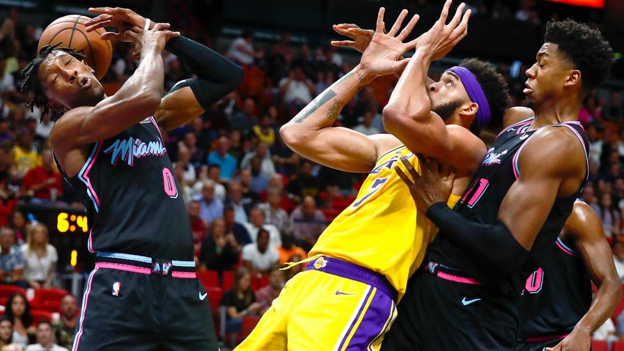 La NBA multa a Richardson por lanzar zapato a la gradería La NBA multa a Richardson por lanzar zapato a la gradería