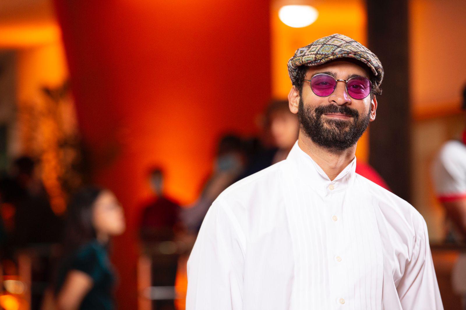 El actor Josué Guerrero en la alfombra roja. Fuente externa