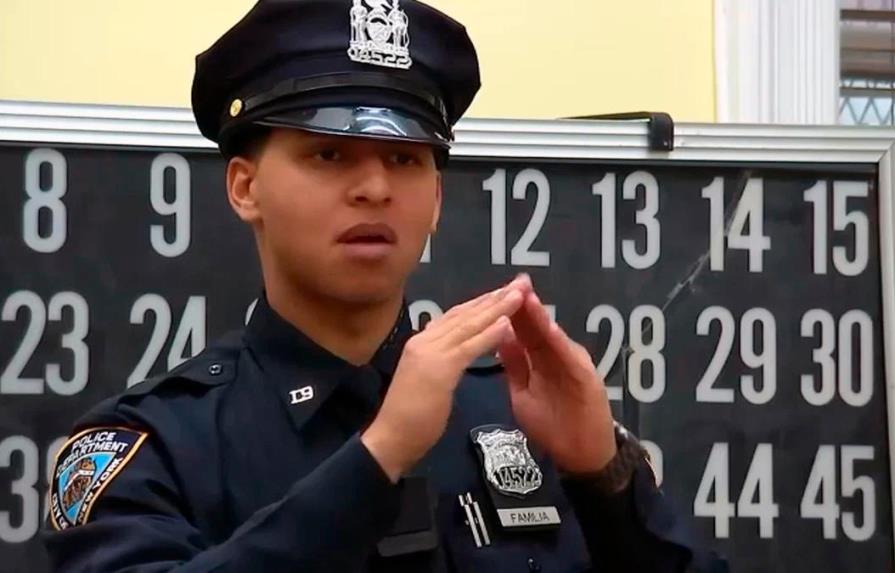 Joven dominicano es el primer oficial de la Policía de Nueva York que habla por señas