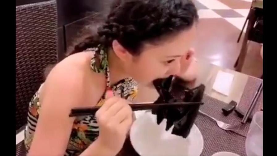 El murciélago ¿un manjar? Video de una joven supuestamente comiéndose el animal se hace viral El murciélago ¿un manjar? Video de una joven supuestamente comiéndose el animal se hace viral