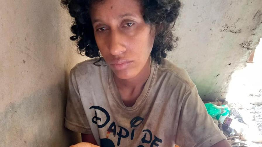 Está debajo de una escalera, no come y quiere que la lleven a Cotuí Está debajo de una escalera, no come y quiere que la lleven a Cotuí