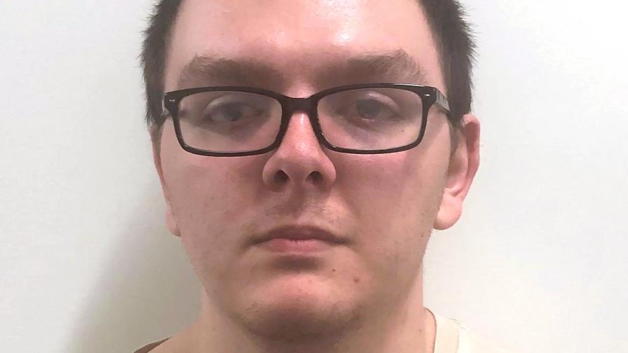 Joven que mató ayer a cinco personas en banco de Florida es acusado de asesinatos