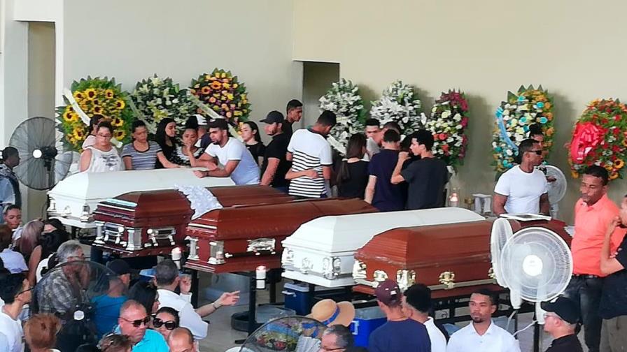 Los cinco jóvenes fallecidos en accidente fueron velados juntos en su colegio 