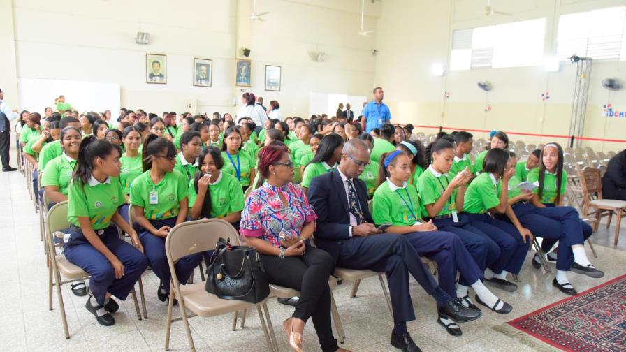 Capacitan 854 jóvenes para el liderazgo comunitario