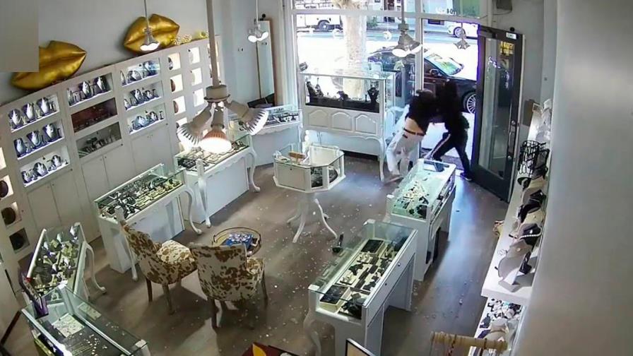 Dueño de una joyería enfrenta delincuentes que intentan robar en su negocio  