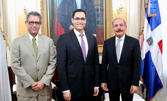 El presidente de la Refinería de Petróleo, Félix Jiménez (Felucho), su hijo Juan Ariel Jiménez Núñez, quien fue designado ministro de Economía, Planificación y Desarrollo y el presidente Danilo Medina.