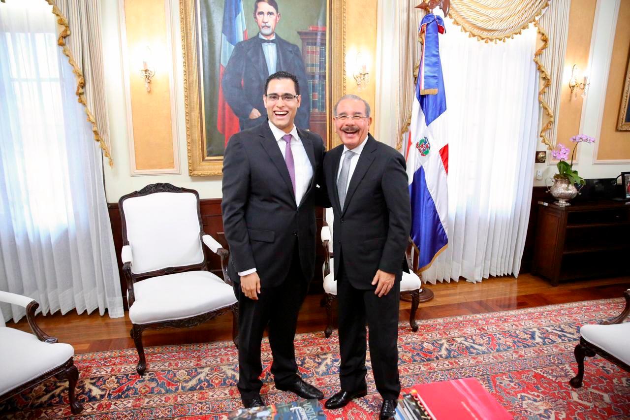 El nuevo ministro de Economía, Planificación y Desarrollo, Juan Ariel Jiménez Núñez, junto al presidente Danilo Medina durante su juramentación en el Palacio Nacional.
