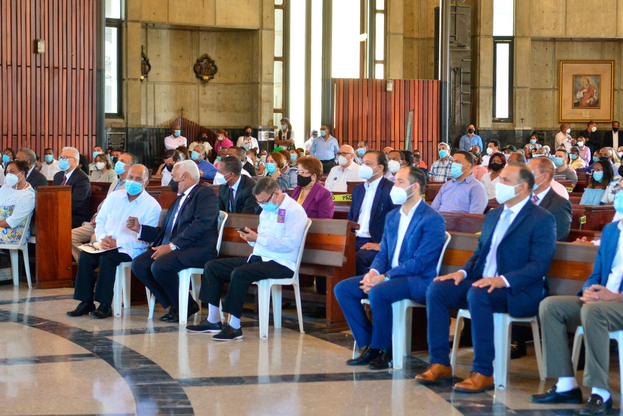 La misa oficiada en la Catedral Inmaculada Concepción, en el municipio de La Vega, donde asistió una delegación del Comité Político del PLD.