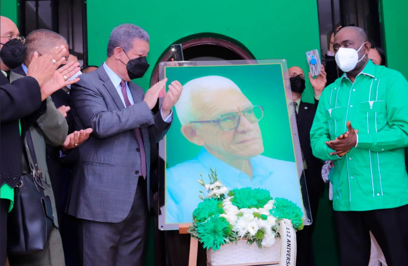 El presidente de la Fuerza Nacional del Pueblo, Leonel Fernández, encabezó en la Casa Nacional de esa organización, el acto por el 112 natalicio de Juan Bosch.