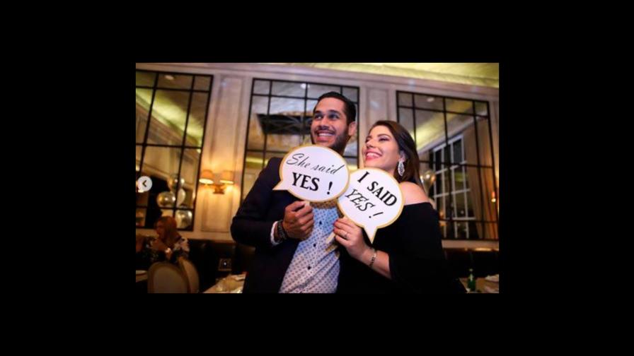 Juan Carlos Pichardo se compromete con su novia Carmen Paniagua