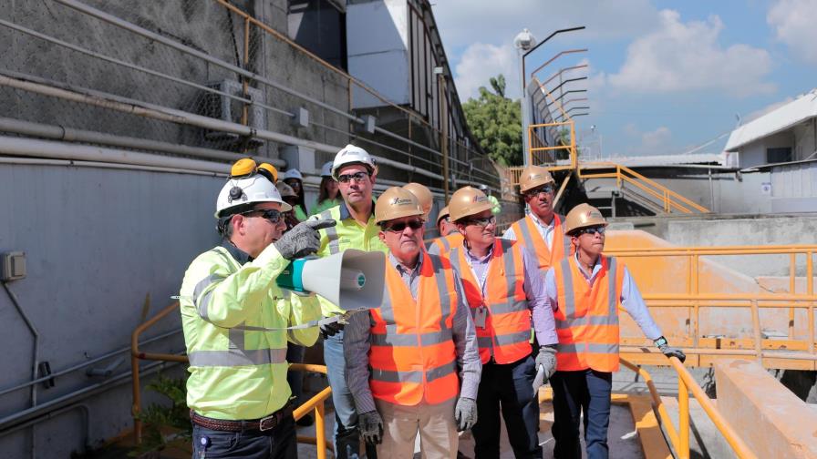 Ministro de Medio Ambiente visita planta de concreto de Cemex para conocer sus operaciones