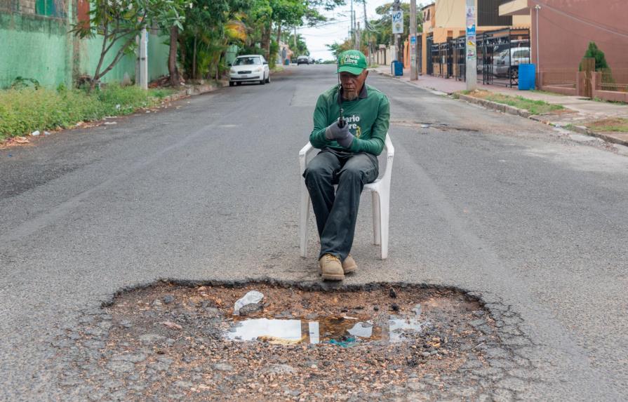 Una vía del Ensanche Ozama en deterioro