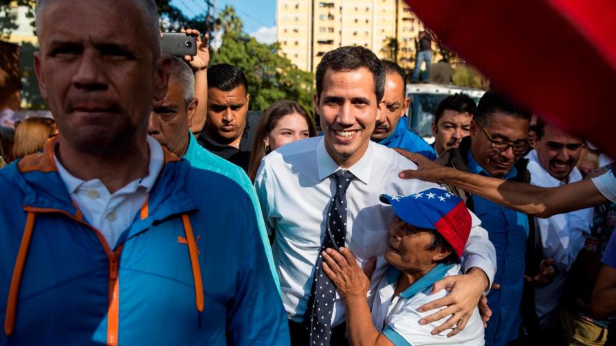 Guaidó ofrece una amnistía para militares que abandonen a Maduro en Venezuela Guaidó ofrece una amnistía para militares que abandonen a Maduro en Venezuela