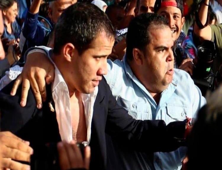 Guaidó es recibido con una paliza del Gobierno al aterrizar en Caracas