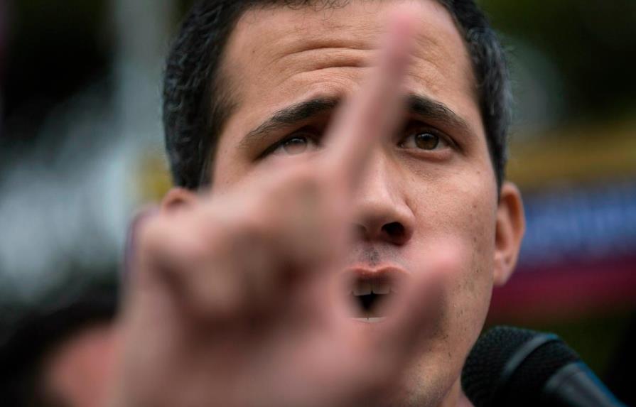 Guaidó “ordena” el traspaso de cuentas en el exterior para evitar “saqueo”