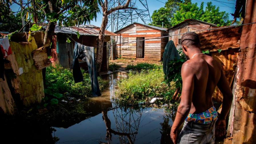 Río Ozama amenaza moradores del barrio Los Coordinadores por tormenta Grace 